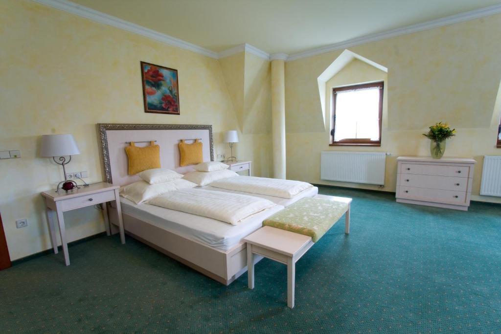 Hetkuti Wellness Hotel Es Lovaspark Mór 객실 사진
