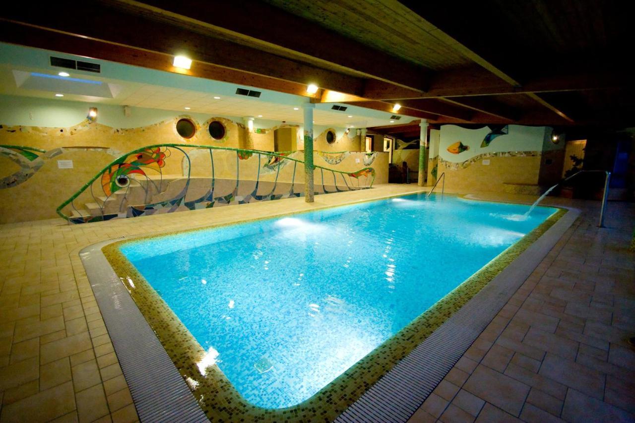 Hetkuti Wellness Hotel Es Lovaspark Mór 외부 사진